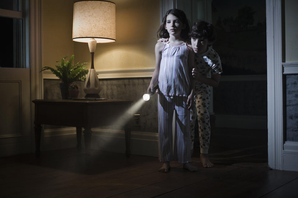"Face your fear": Bereits im Kindesalter sollte man sich der Angst vor der Dunkelheit stellen. (Bild: Getty Images / Stone / Todd Warnock)