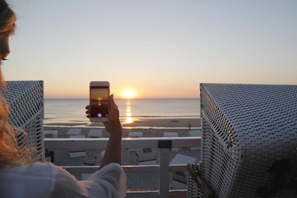 No a video e musica a tutto volume. Canzoni in spiaggia sì, ma solo al tramonto, meglio se con speaker di ultima generazione, altro accessorio amatissimo da un Millennial su tre. (Getty)