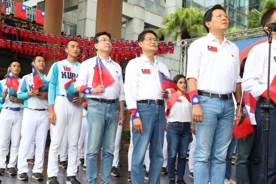 《圖說》代理市長劉和然〈左四〉率領各局處首長、民意代表與民眾齊唱國歌、國旗歌。〈民政局提供〉