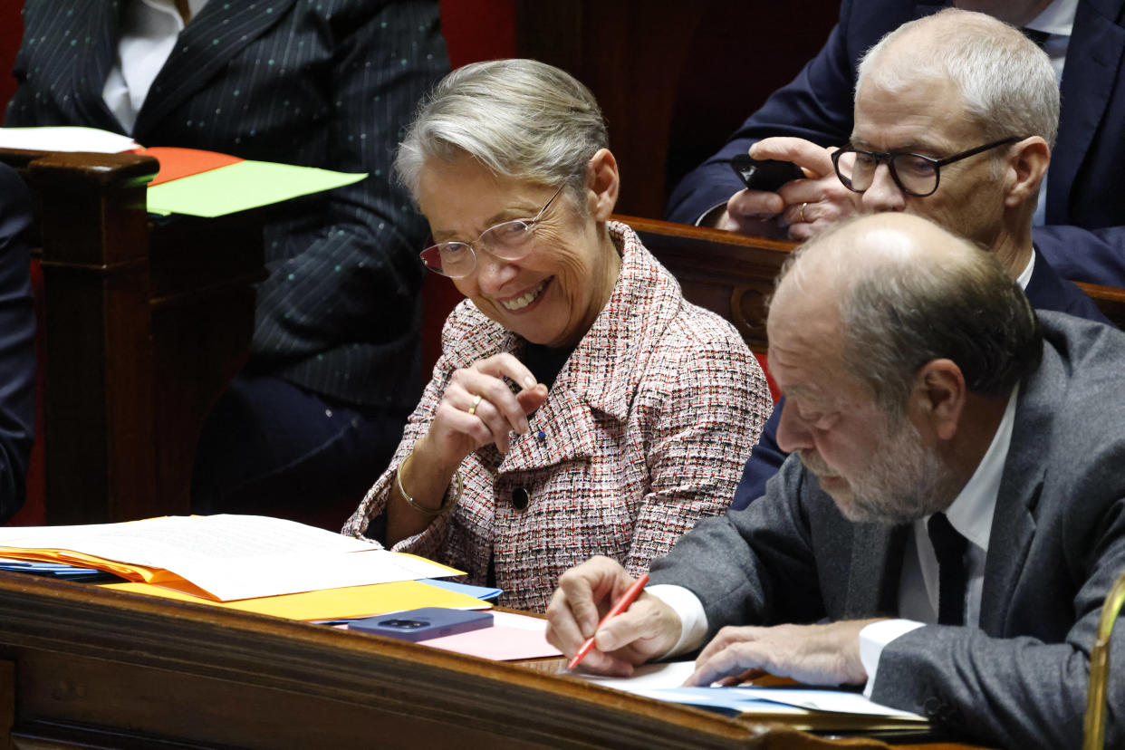 Élisabeth Borne (ici photographiée le 20 décembre à l’Assemblée au côté de Franck Riester et d’Éric Dupond-Moretti) a dû engager à dix reprises la responsabilité de son gouvernement pour faire voter les budgets de l’État et de la Sécurité sociale. Sans qu’aucune motion de censure ne soit adoptée.