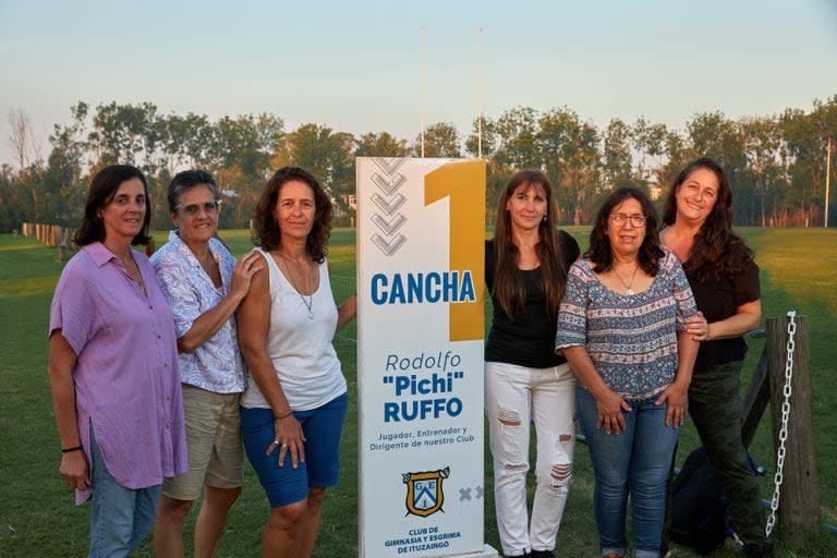 Jugadoras del primer partido de rugby femenino en 1985 en el Club Gimnasia y Esgrima de Ituzaingo. Paula Ruffo (de lila y blanco), Juliana Ruffo (lila liso), Nora Nuño (Jean y blusa), Patricia Calligo (pantalón blanco) y Patricia Mottura.