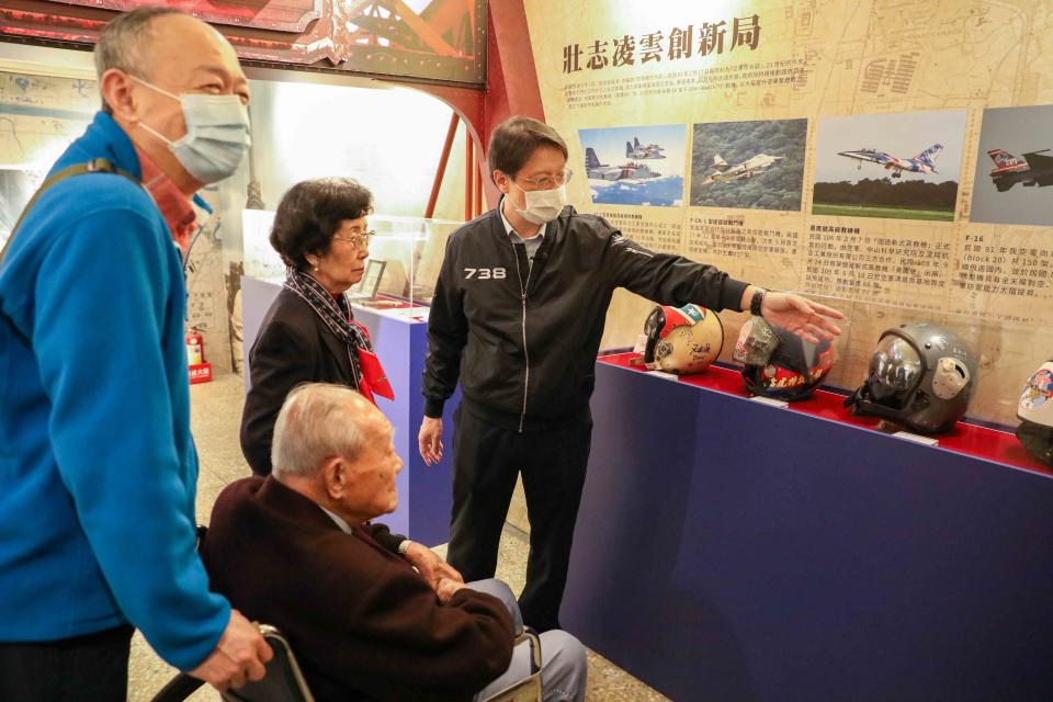 金士傑（圖左）曾帶父親參觀空軍文物展。（資料畫面／新北市文化局提供）