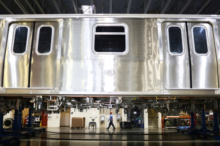 Trabajadores revisan un vagón de metro en la planta de Kawasaki, en Lincoln, Nebraska, Estados Unidos, el 13 de mayo de 2024. (Charly TRIBALLEAU)