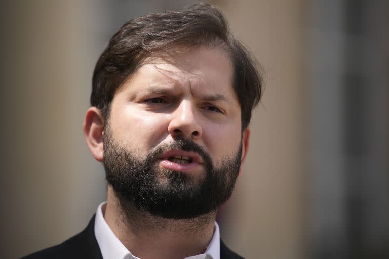 El presidente de Chile, Gabriel Boric, habla con los medios durante una rueda de prensa previa a una reunión con el presidente francés, Emmanuel Macron, en el Palacio del Elíseo en París, el viernes 21 de julio de 2023.