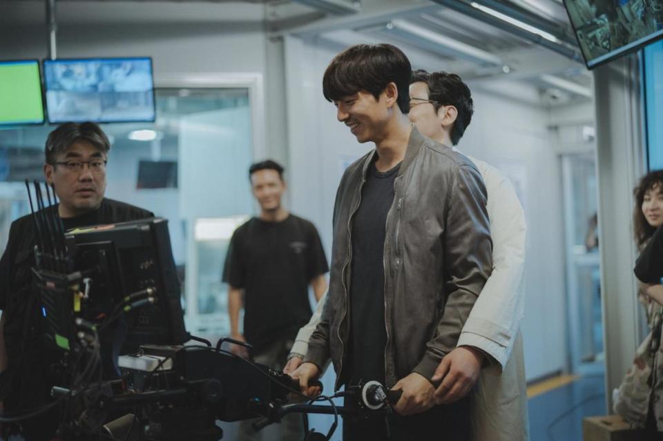 導演李勇周（左）對孔劉的開車技術也讚賞不已，在片場他也是劇組的開心果。（Catchplay提供）