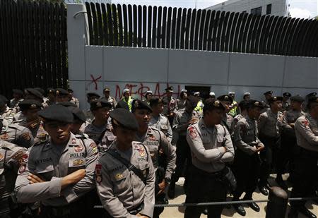 Indonesian policemen stand guard in front of the Australian embassy in Jakarta, November 21, 2013. Australia warned travellers to Indonesia of a planned demonstration at its embassy in Jakarta on Thursday as anger grows over reports Canberra spied on top Indonesians, including the president and his wife. REUTERS/Beawiharta