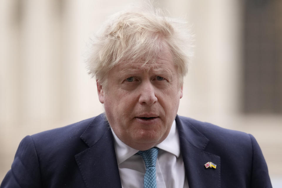 El primer ministro británico Boris Johnson llega a la misa de acción de gracias en memoria del fallecido príncipe Felipe, duque de Edimburgo, en la Abadía de Westminster el 29 de marzo de 2022. (Foto AP/Matt Dunham)