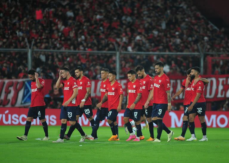 Los jugadores de Independiente se van del campo con la frustración del empate con Talleres de Córdoba 2-2 y la no clasificación a los cuartos de final de la Copa de la Liga 2024