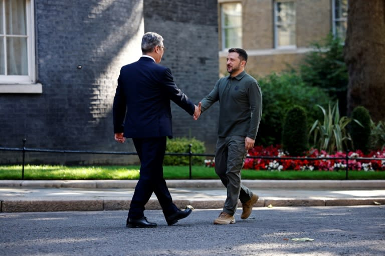 El primer ministro británico, Keir Starmer (izq.), recibe al presidente ucraniano, Volodimir Zelenski, a su llegada al número 10 de Downing Street, en Londres, el 19 de julio de 2024 (Benjamin Cremel)