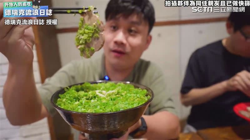 還有整碗都鋪滿蔥花的豚骨拉麵。（圖／德瑞克流浪日誌 授權）