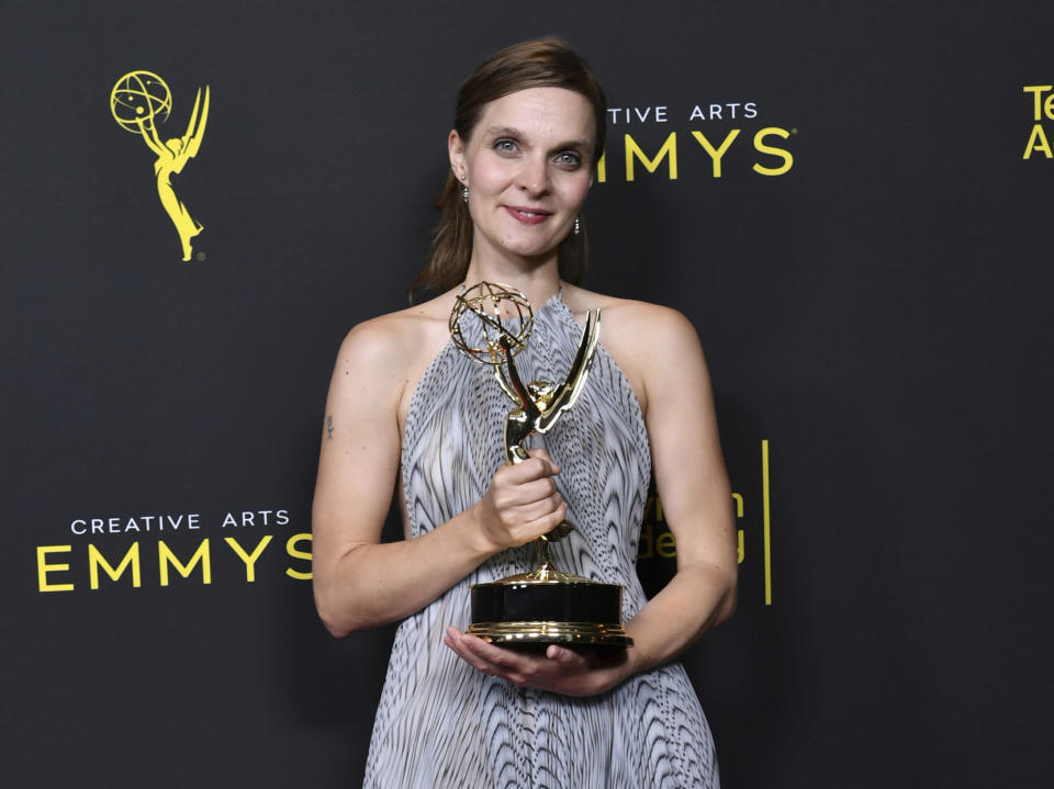 En esta foto del 15 de septiembre del 2019, la compositora Hildur Guðnadóttir posa tras ganar un Emmy por su trabajo para la serie limitada "Chernobyl" en Los Angeles. Guðnadóttir fue nominada el lunes 9 de diciembre al Globo de Oro a la mejor música original por su partitura para "Joker". Es la única mujer en esta categoría. (Foto por Richard Shotwell/Invision/AP, Archivo)