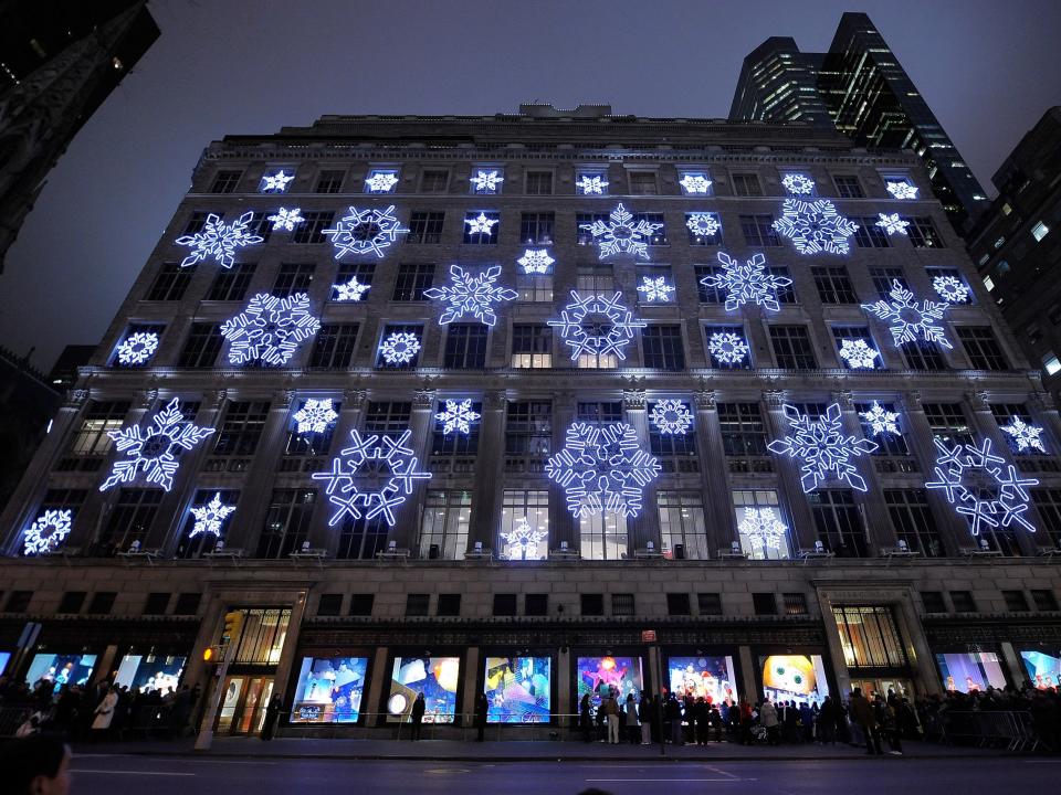 saks fifth avenue 2009 window display