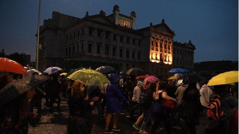 Marcha en Uruguay en el Día Internacional para la Eliminación de la Violencia contra la Mujer, noviembre de 2021.