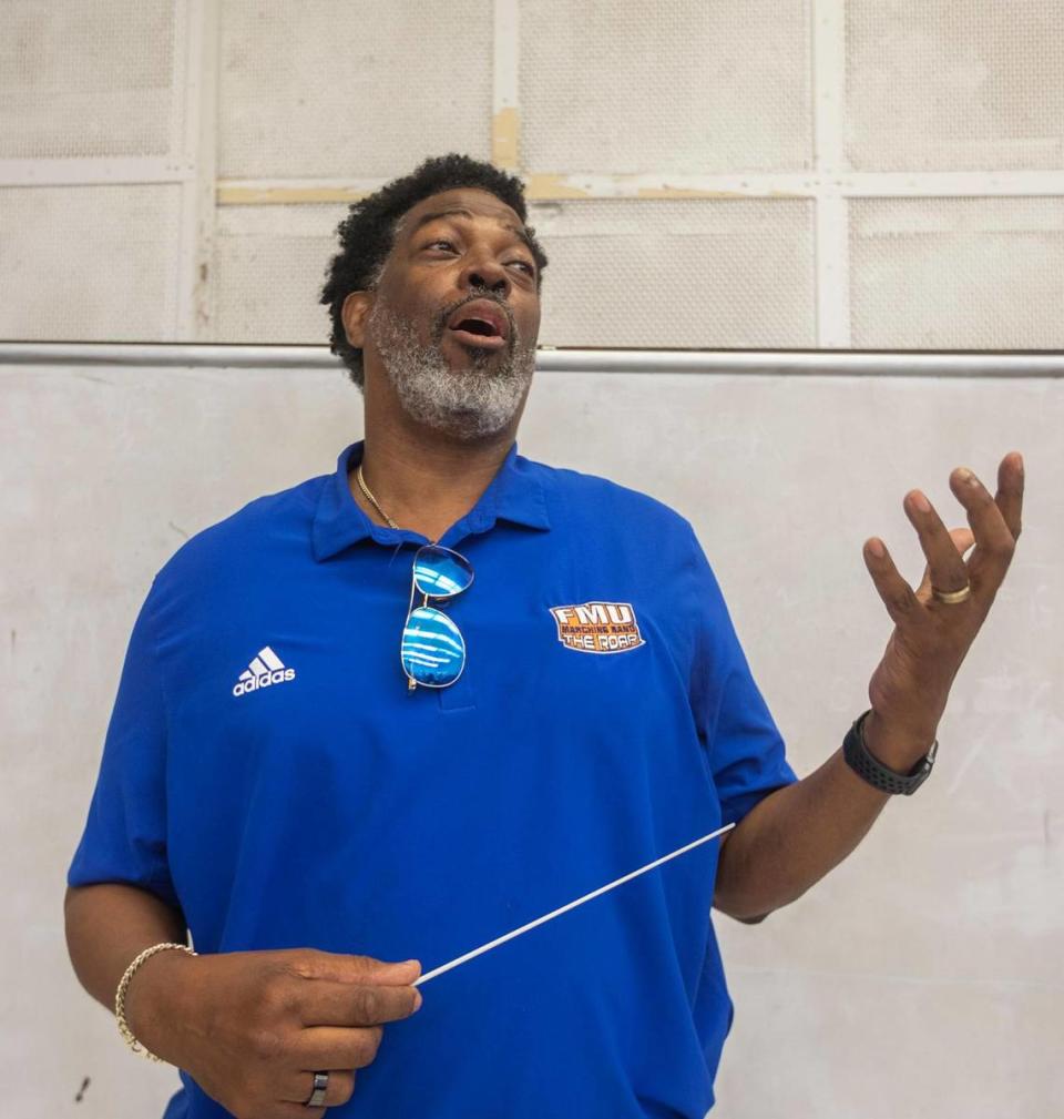 Richard Beckford, director de la banda, hablándole a los estudiantes de la Universidad Memorial de la Florida (FMU) durante un ensayo reciente de la banda de marcha ROAR el viernes 9 de junio de 2023, en Miami Gardens, la Florida.