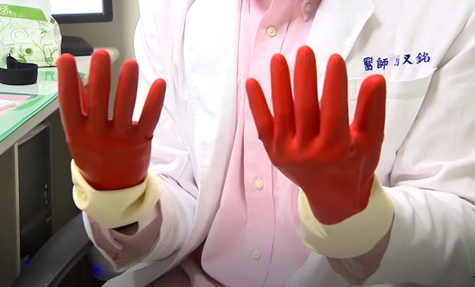 劉又銘表示，次氯酸具有揮發性，要戴上手套，防止手部會有接觸性的皮膚炎。（圖／東森新聞）
