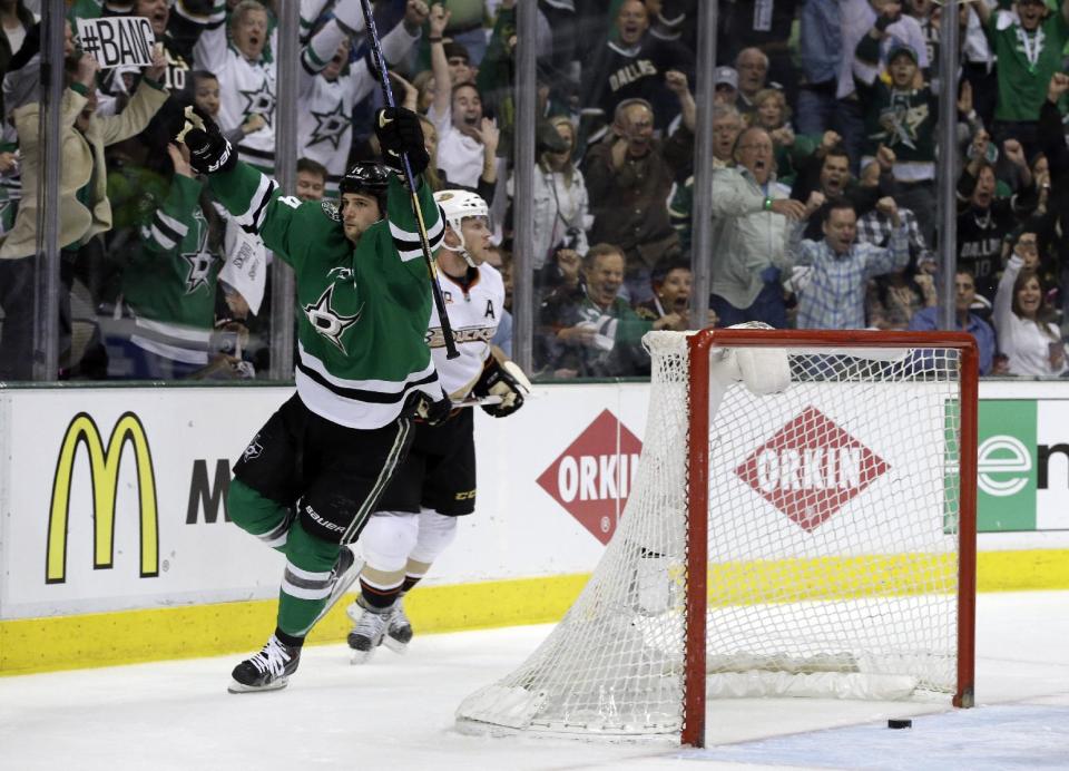 Dallas Stars' Jamie Benn (14) celebrates scoring a goal in front of Anaheim Ducks' Saku Koivu of Finland, rear, in the first period of Game 3 of a first-round NHL hockey Stanley Cup playoff series game, Monday, April 21, 2014, in Dallas. (AP Photo/Tony Gutierrez)