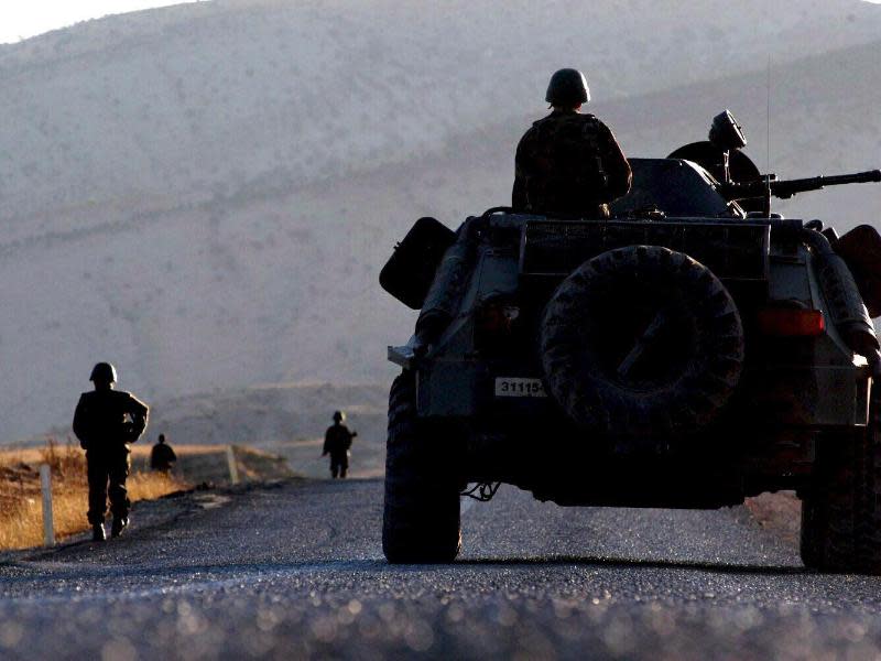 Türkische Soldaten patrouillieren in der südöstlichen Provinz Sirnak. Ankara sieht die PKK - wie den IS - als Terrororganisation an. Foto: str