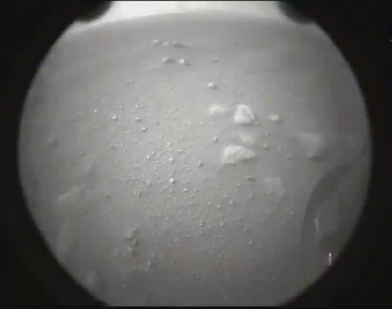 「毅力號」回傳的首張火星地面照。（圖／美聯社／達志影像）