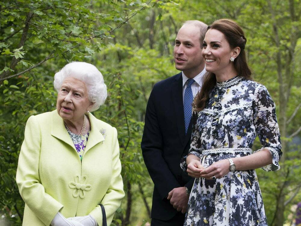 Royales Dreamteam: Queen Elizabeth II., ihr Enkel Prinz William und dessen Ehefrau Herzogin Kate (Bild: imago images/i Images)