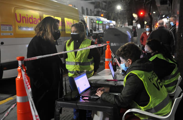 Testeos en la Avenida Belgrano en la ciudad de Buenos Aires por el ingreso de la variante "Delta" del coronavirus