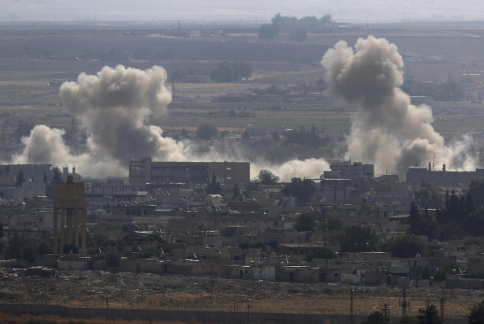 En esta imagen tomada desde el lado turco de la frontera con Siria, en Ceylanpinar, en la provincia de Sanliurfa, en el sureste de Turquía, humo y polvo alzándose desde objetivos en Ras al-Ayn, Siria, tras bombardeos de fuerzas turcas, el martes 5 de octubre de 2019. (AP Foto/Lefteris Pitarakis)