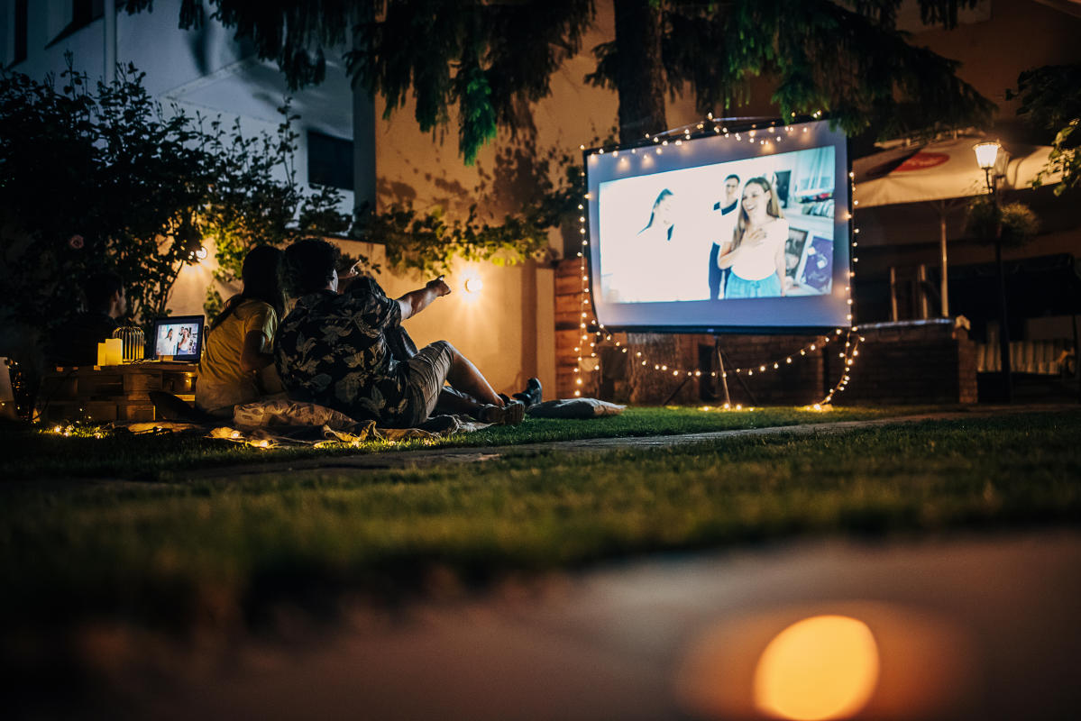 Cualquier espacio puede ser un cine de verano con el proyector para móvil  más vendido de