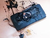 <p>Was anfangs wie ein schlechter Scherz oder nach Einzelfällen klang, entwickelte sich zur Katastrophe für Samsung. Mit dem Smartphone "Galaxy Note 7" wollte der südkoreanische Konzern den Konkurrenten Apple hinter sich lassen. Nach dem Verkaufsstart am 2. August dann die Schreckensmeldungen: Einige Smartphones waren explodiert. Samsung tauschte die Batterien aus, doch auch diese Geräte gingen in Flammen auf. Erst verboten Fluglinien das Note 7 an Bord, dann stellte Samsung im Oktober den Verkauf ein. (Bild: ddp images) </p>