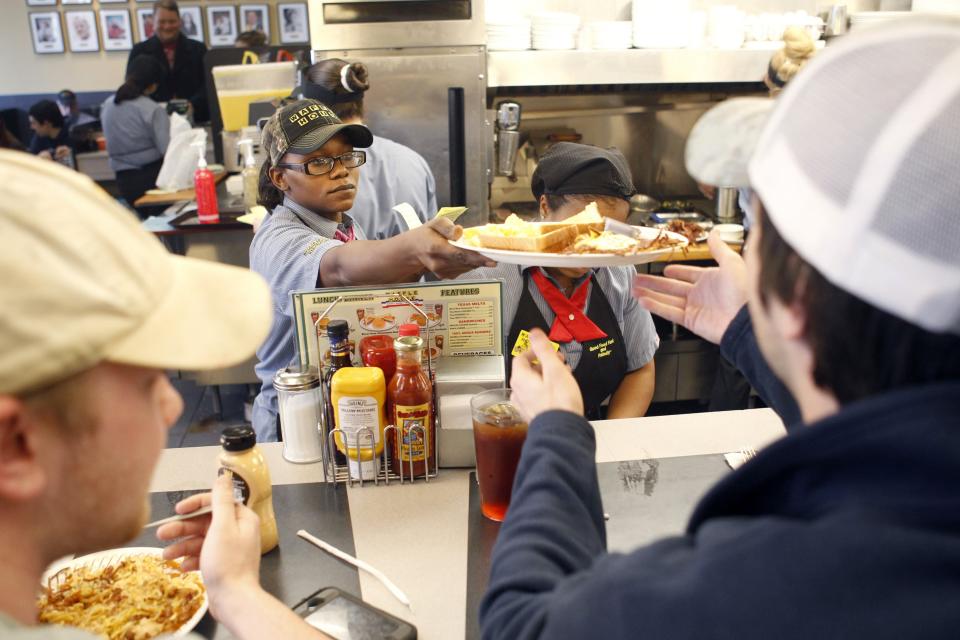 Waffle House server Tootie serves customers at a packed restaurant after residents spent two days cooped up due to an ice storm in downtown Atlanta, Georgia, February 13, 2014. (Reuters)