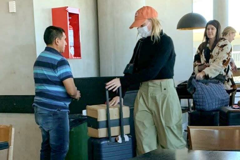 La actriz y productora australiana Margot Robbie, en su arribo al aeropuerto de Comodoro Rivadavia