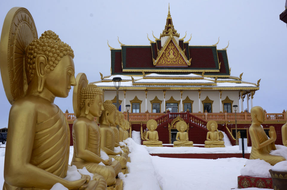 El templo budista de Watt Munisotaram en un paisaje cubierto de nieve en Hampton, Minnesota, el sábado 4 de febrero de 2023. (AP Foto/Giovanna Dell'Orto)