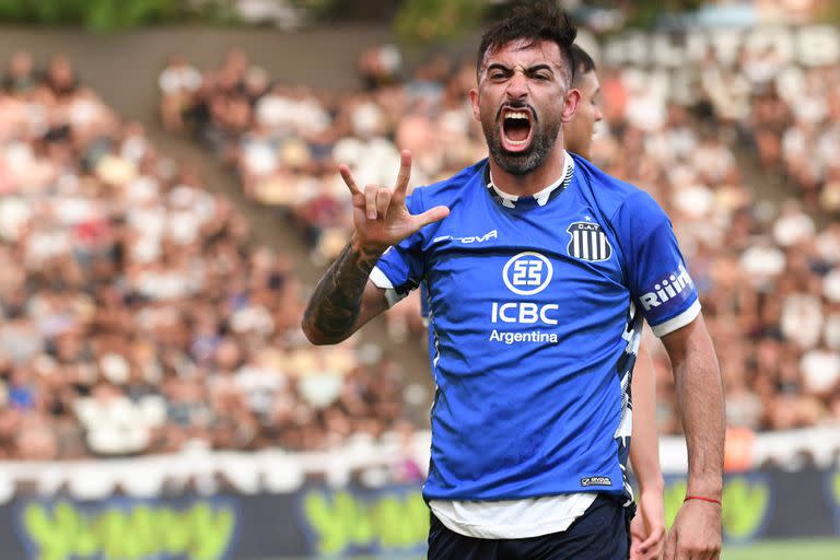 Michael Santos, autor de dos goles para el triunfo de Talleres por 4-2 sobre Platense en Vicente López; con un partido más, el equipo cordobés comparte con Lanús la vanguardia de la Liga Profesional.