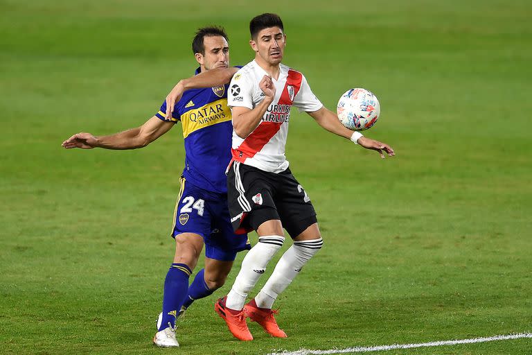 Carlos Izquierdoz de Boca Juniors compite por el balón con Agustín Fontana de River Plate durante un partido de cuartos de final de la Copa De La Liga Profesinal 2021 entre Boca Juniors y River Plate en el Estadio Alberto J. Armando el 16 de mayo , 2021 en Buenos Aires, Argentina.