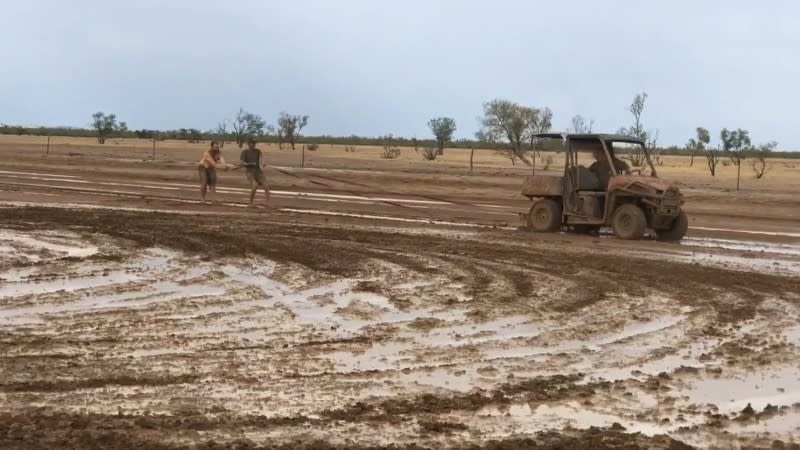 Un buggy arrastra a personas deslizándose en el barro en Winton, imagen tomada de video de redes sociales