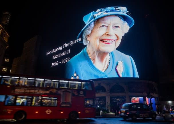 倫敦街道大熒幕播放哀悼英女王的畫面。（Getty Images圖片）