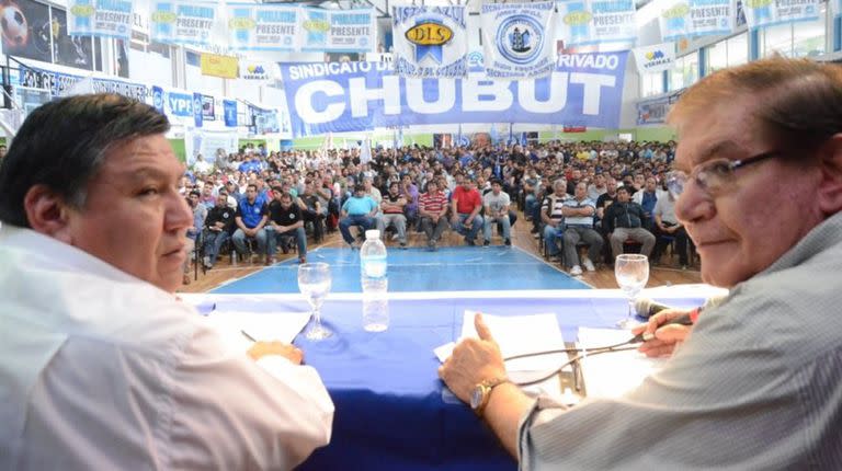 Jorge Avila, l&#xed;der de los petroleros chubutenses, y el senador Pereyra, ayer, en Comodoro Rivadavia