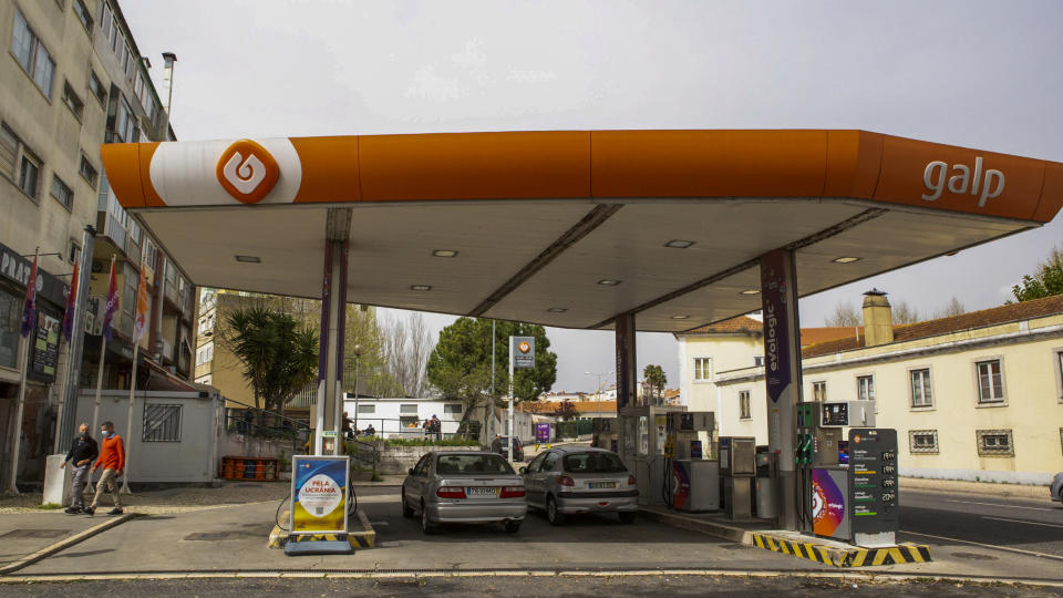 <p>En Portugal la carga fiscal sobre los combustibles también es mayor que en España. En el caso del litro de gasolina se pagan 67 céntimos en impuestos y 51 en el de diésel, además del 23% de IVA. (Foto: Luis Boza / Viewpress / GettyImages).</p> 