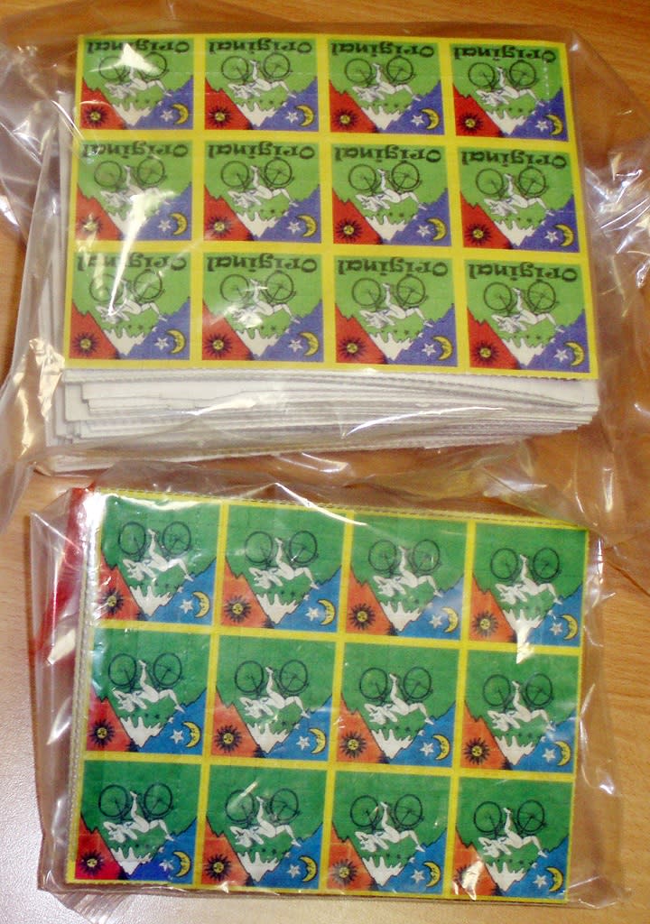 Auf Platz 8 befinden sich nicht etwa Briefmarken, sondern LSD – hier in Form von Oblaten. 2.300 Euro kostet ein Gramm des Betäubungsmittels.