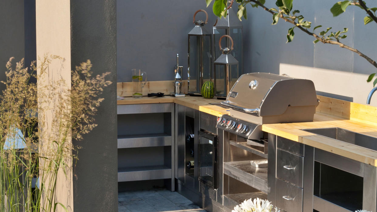  outdoor kitchen with grill 