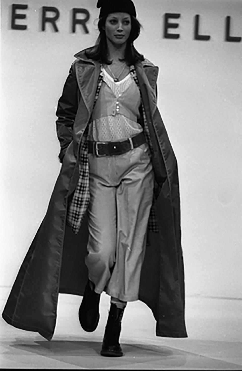 90s shoe and fashion trends, Perry ellis, spring 1993, Christy turlington, runway, Outtake; Model on the runway of Marc Jacob's iconic grunge collection for the Perry Ellis spring 1993 Ready-To-Wear collection on November 3, 1992 in New York...Article title: "New York's Motley Crew"