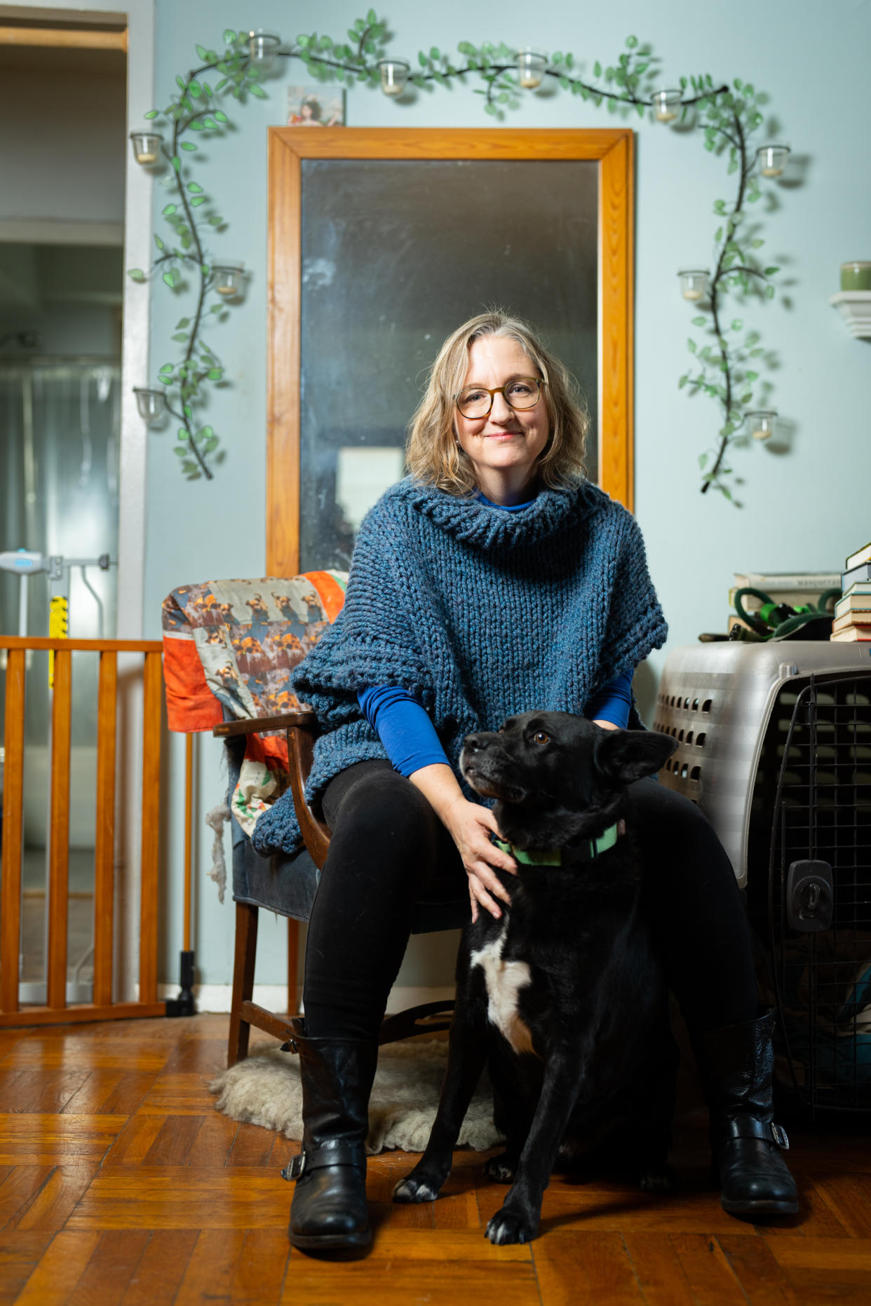 Elizabeth Robinson con su perro, Watson, en su casa de Brooklyn, el 2 de noviembre de 2023. (Maansi Srivastava/The New York Times)