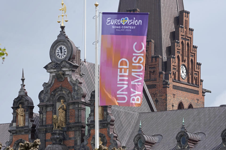 Una banderas de Eurovisión ondea frente al ayuntamiento histórico de Malmo, Suecia, el lunes 6 de mayo de 2024, al comienzo de la semana del Festival de la Canción de Eurovisión. (Foto AP/Martin Meissner)