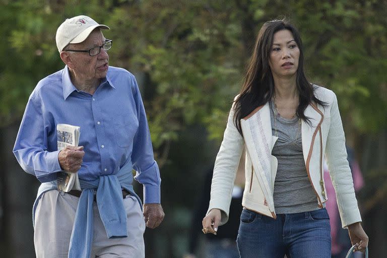 Rupert Murdoch se mostró ayer junto con su mujer, Wendi, en Sun Valley Idaho, EE.UU., pero no habló sobre el escándalo