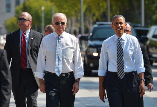 El presidente de EEUU, Barack Obama (d), camina junto al vicepresidente, Joe Biden, por la Avenida Pennsylvania de Washington, el 4 de octubre de 2013 (AFP | Mandel Ngan)