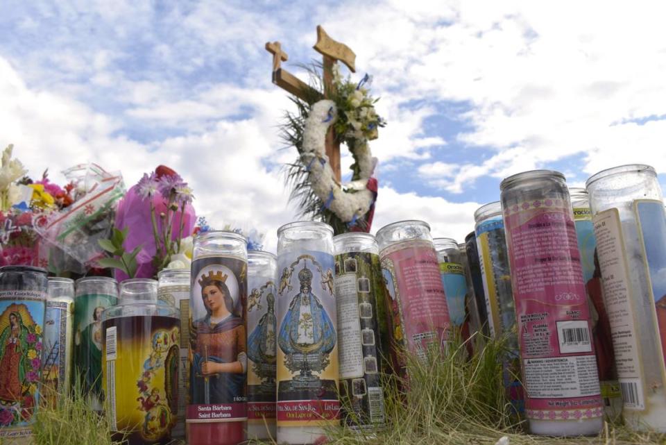 Cientos de velas en la base de la instalación en homenaje a los trabajadores agrícolas fallecidos en un accidente en Madera la mañana del 23 de febrero. El memorial se encuentra en la Avenue 7 cerca de la carretera 22.