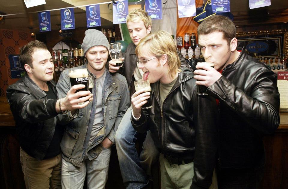 Was machen Iren wie die Boyband Westlife am St. Patrick's Day? Richtig: anstoßen im Pub! (Bild: Dave Hogan/Getty Images)