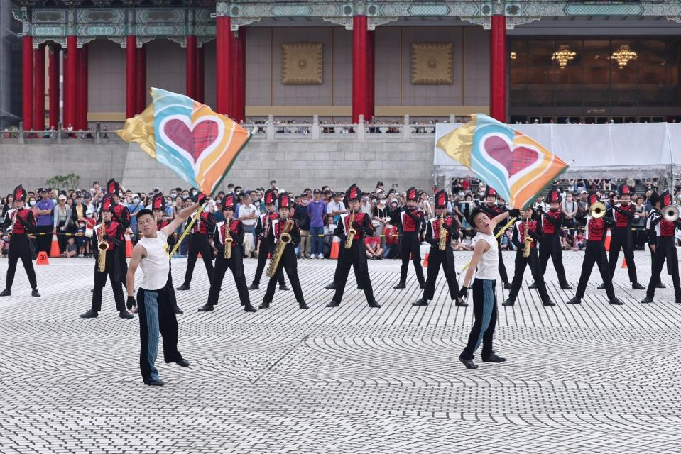 國慶演出學生樂儀旗隊交流，照片是建國中學樂旗聯隊。陳品佑攝