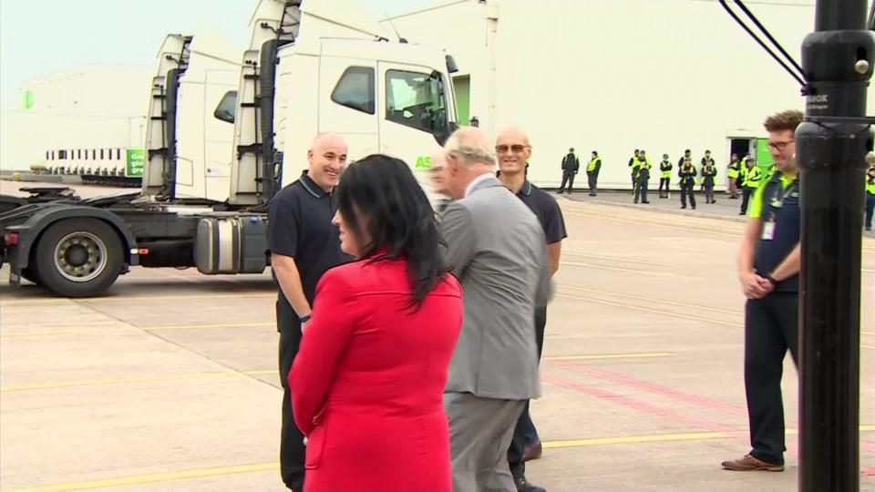 Jeudi, un homme travaillant dans un centre de distribution à Bristol, en Angleterre, a été tellement impressionné par la visite du prince Charles qu'il s'est évanoui devant lui.