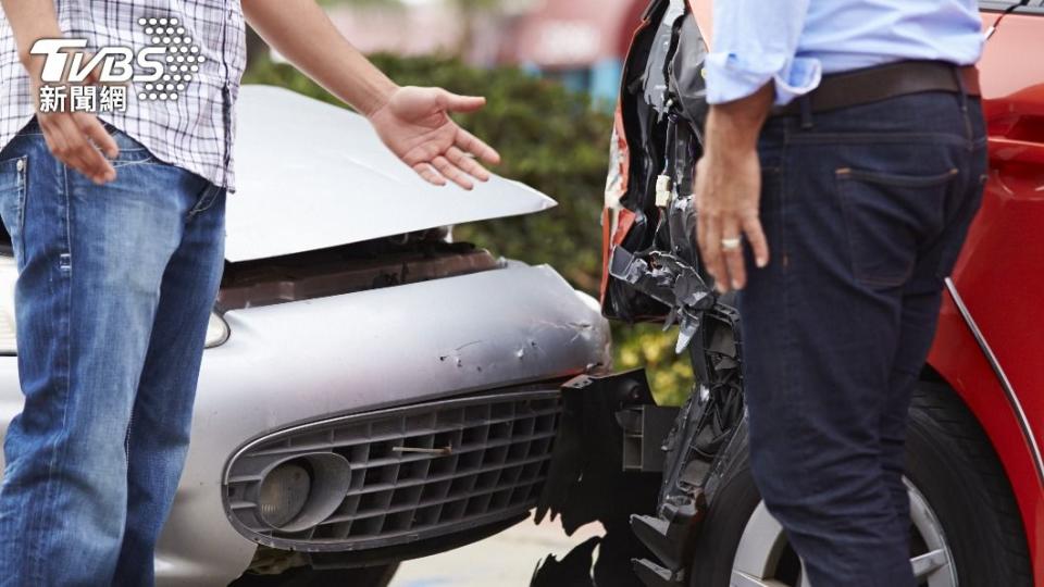 網友分享朋友開車發生小擦撞，遭要求賠19萬。（示意圖，非當事人／shutterstock達志影像）