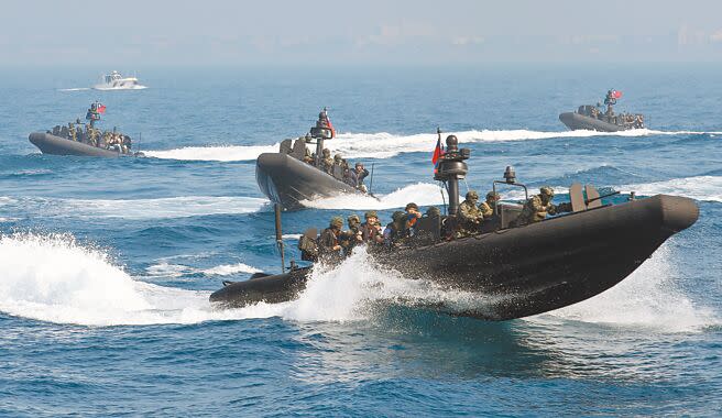 國防部1月31日在左營海軍基地舉行「國軍113年春節加強戰備」活動，M109特戰突擊艇乘風破浪駛離軍港。（范揚光攝）