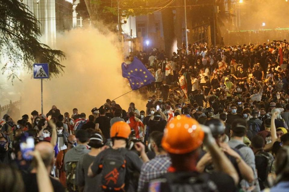 格魯吉亞的示威被警察發射催淚彈驅散。(路透社)